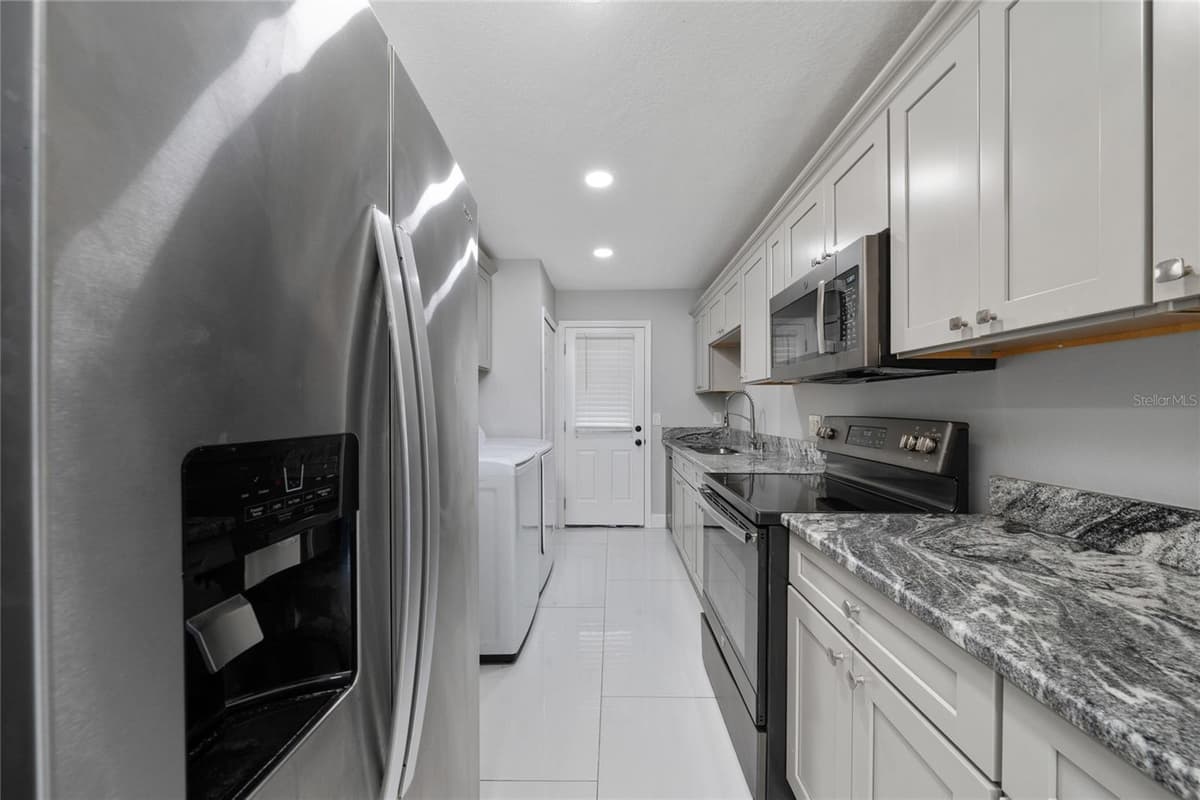 725 NORTHLAKE BOULEVARD — photo 6 of 24