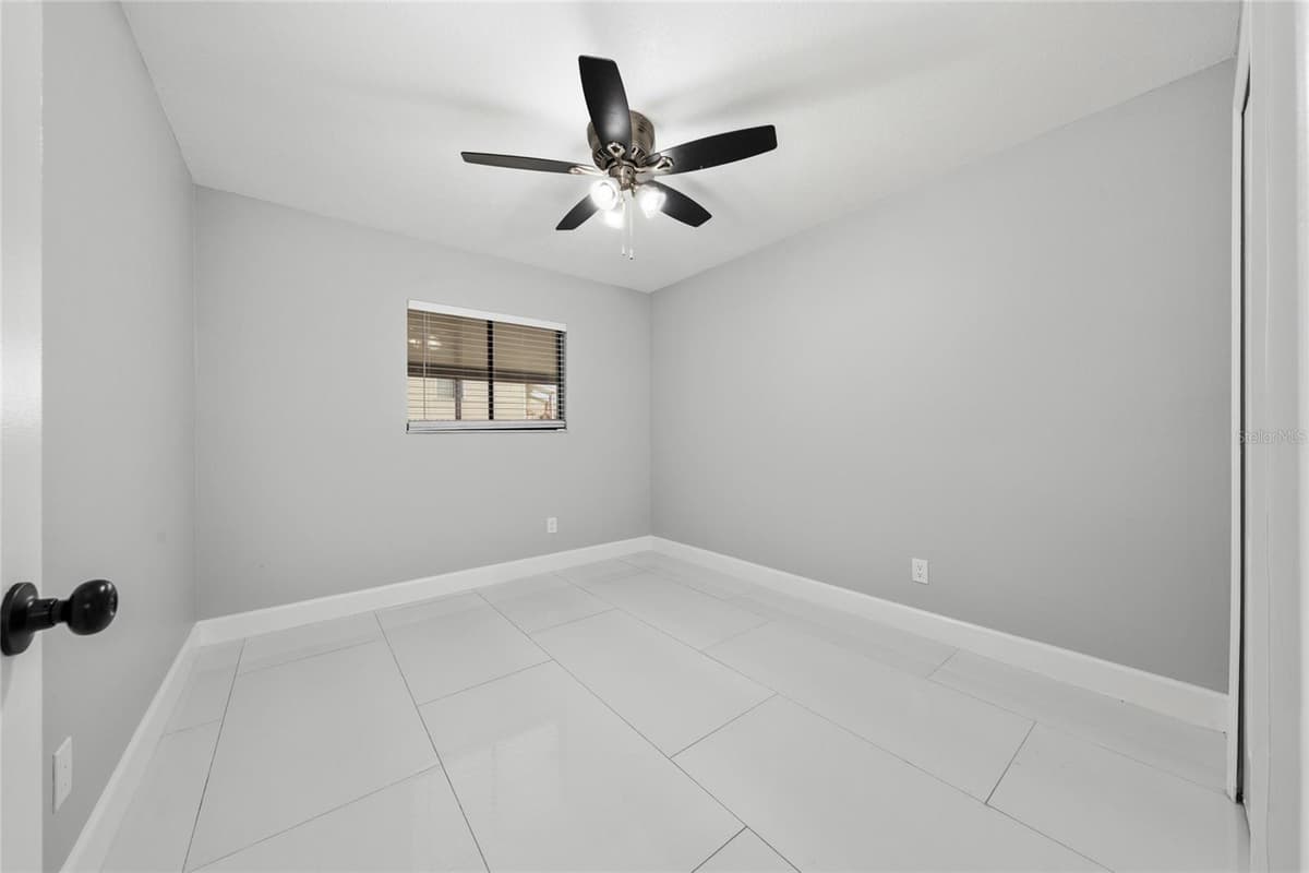 725 NORTHLAKE BOULEVARD — photo 15 of 24
