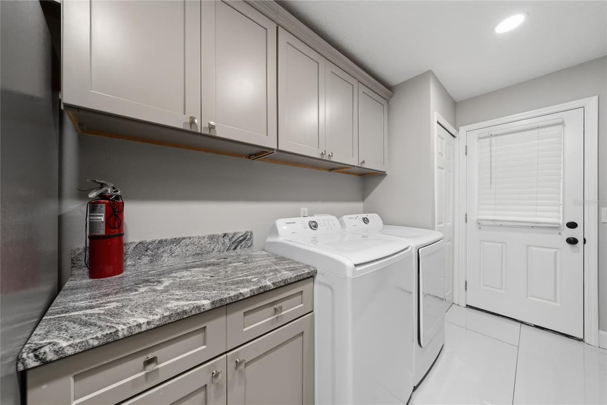 725 NORTHLAKE BOULEVARD — photo 7 of 24