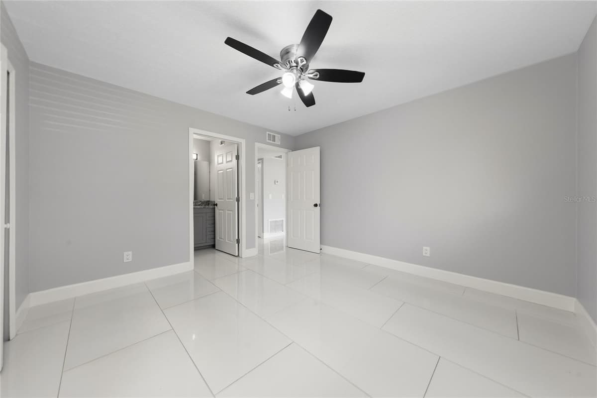 725 NORTHLAKE BOULEVARD — photo 10 of 24