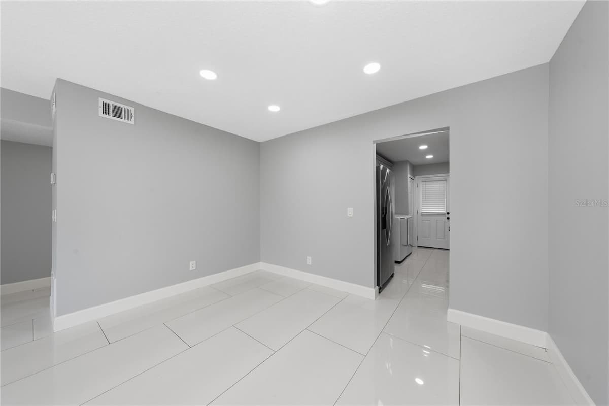 725 NORTHLAKE BOULEVARD — photo 5 of 24