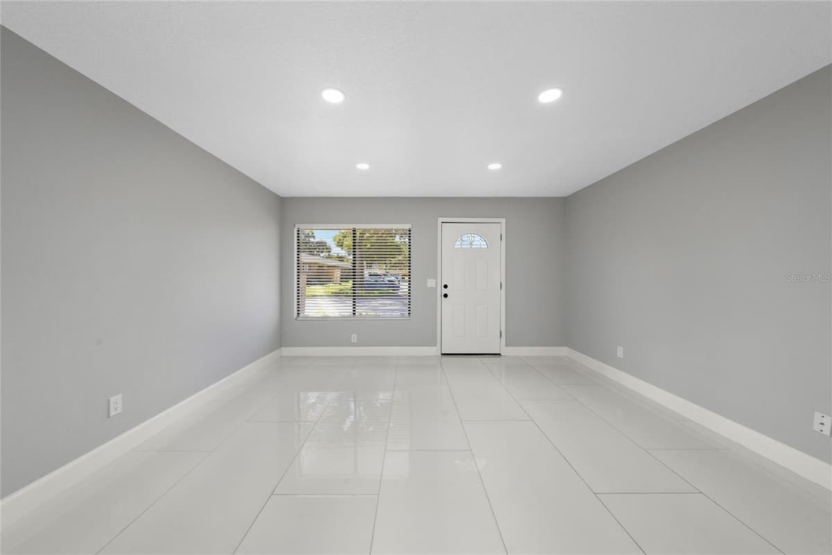725 NORTHLAKE BOULEVARD — photo 4 of 24