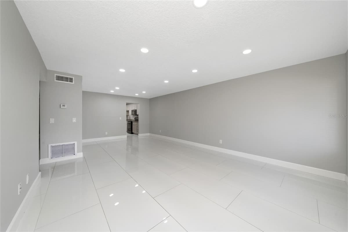 725 NORTHLAKE BOULEVARD — photo 2 of 24
