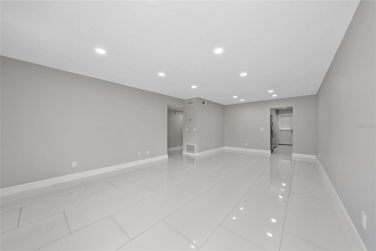 725 NORTHLAKE BOULEVARD — photo 3 of 24