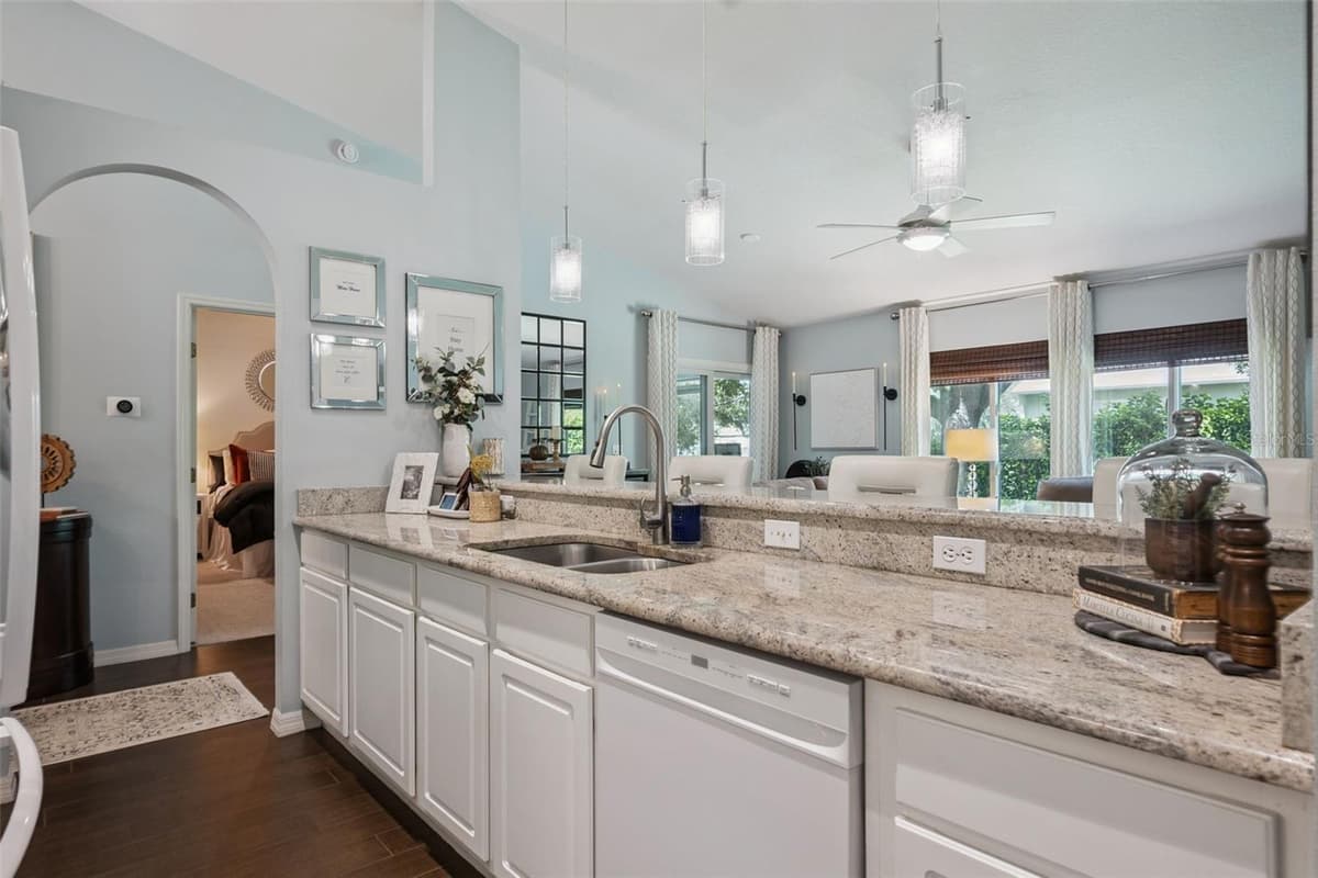 651 VILLA COURT — photo 12 of 32