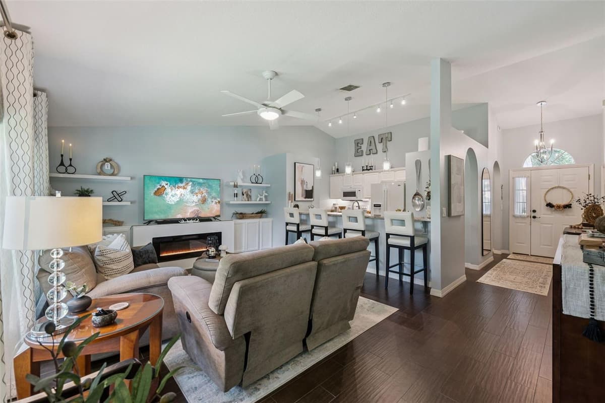 651 VILLA COURT — photo 7 of 32