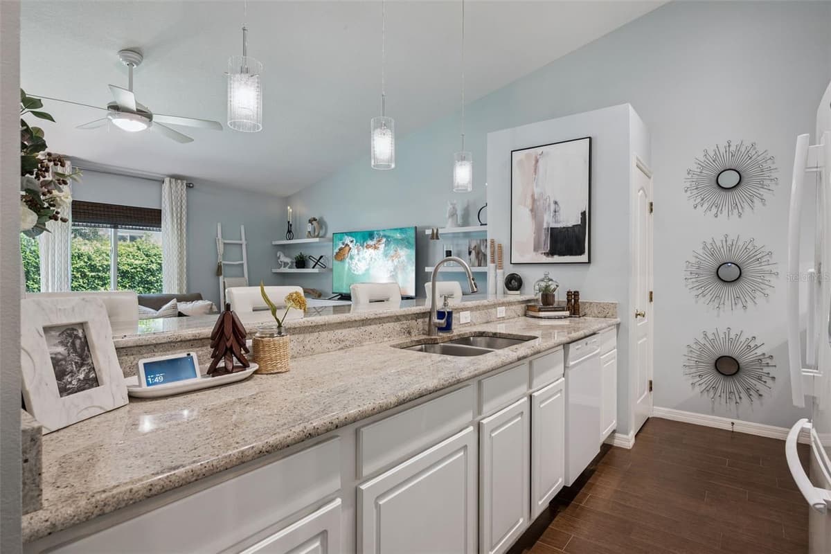 651 VILLA COURT — photo 11 of 32