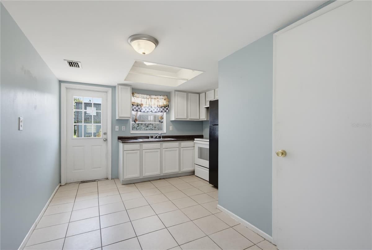 656 WILLIAMSBURG DRIVE — photo 8 of 21
