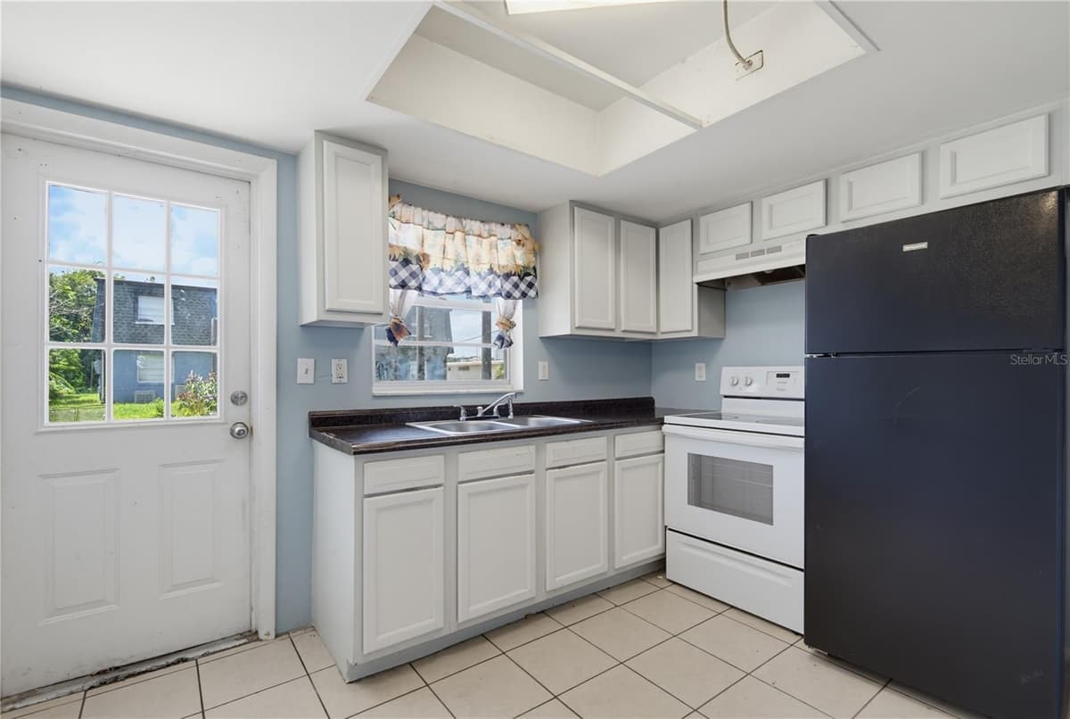 656 WILLIAMSBURG DRIVE — photo 9 of 21
