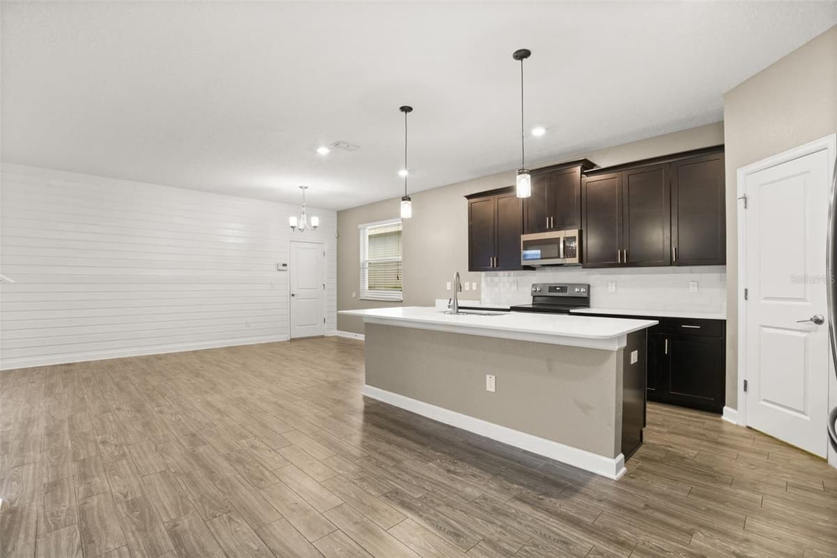 7608 SUMMERLAKE GROVES ST — photo 2 of 42