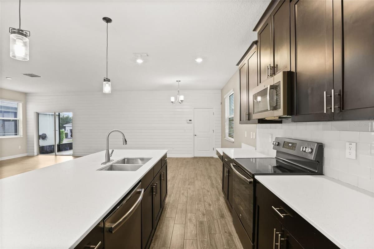 7608 SUMMERLAKE GROVES ST — photo 8 of 42