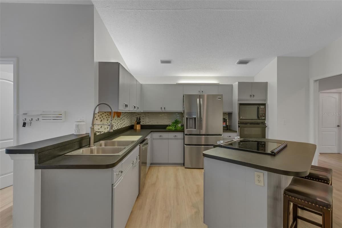 6104 NICOLE DRIVE — photo 14 of 70