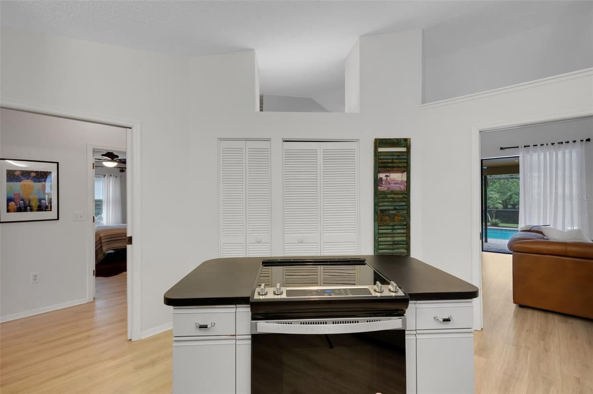 6104 NICOLE DRIVE — photo 17 of 70