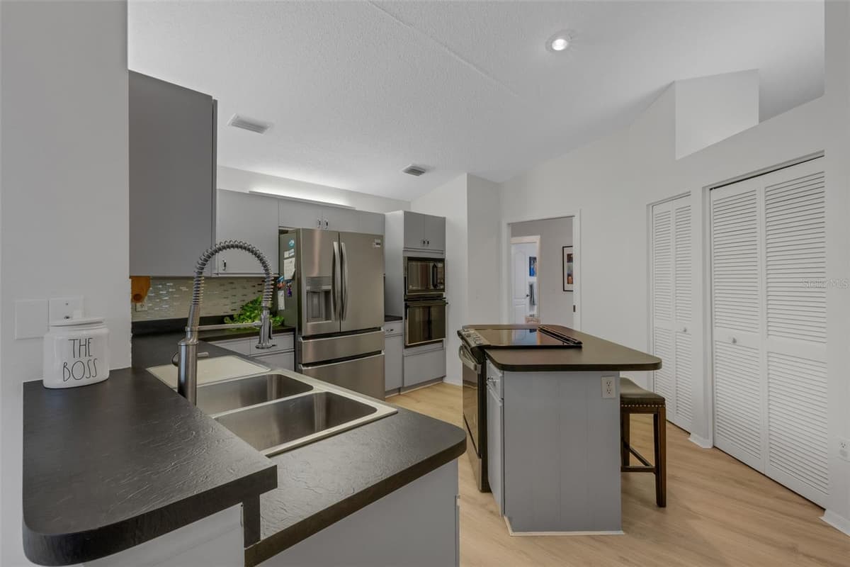 6104 NICOLE DRIVE — photo 19 of 70