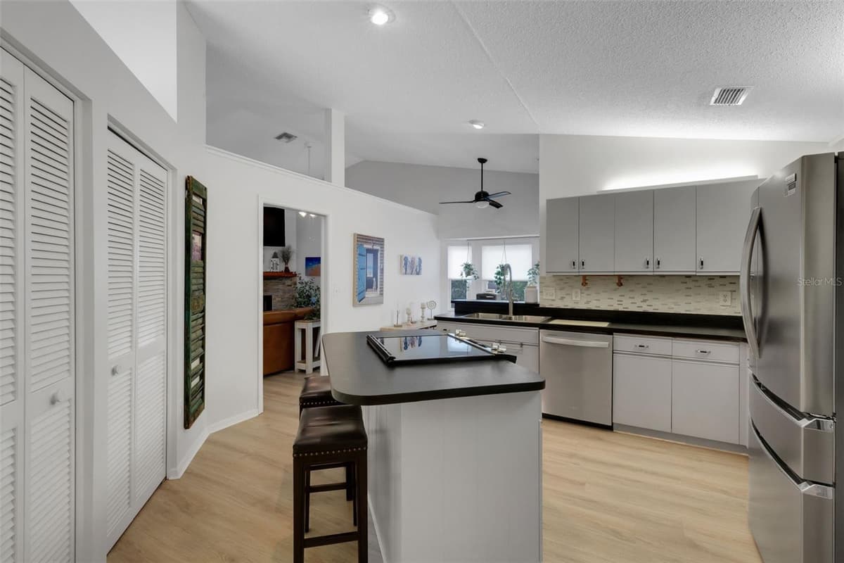6104 NICOLE DRIVE — photo 16 of 70