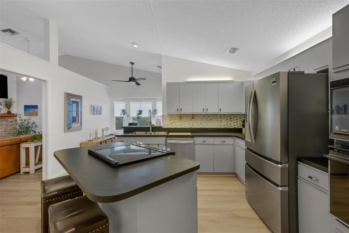 6104 NICOLE DRIVE — photo 15 of 70