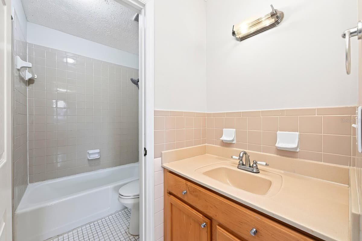 4208 LAKE UNDERHILL ROAD — photo 18 of 45