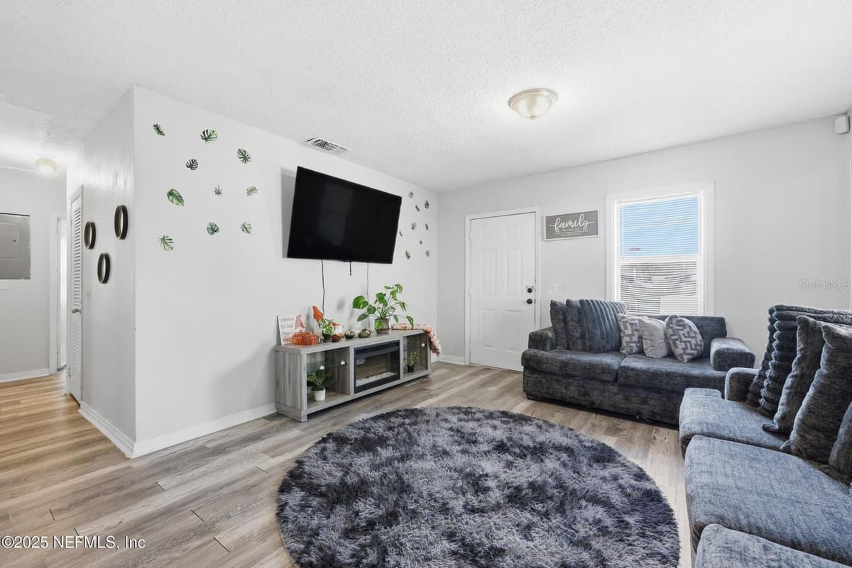 1305 MELSON AVENUE — photo 3 of 26