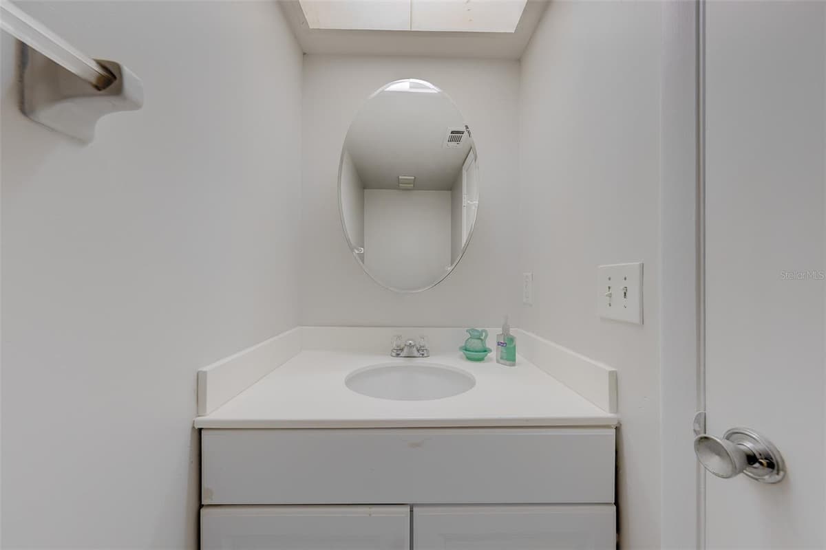 5090 BAY STREET — photo 14 of 34