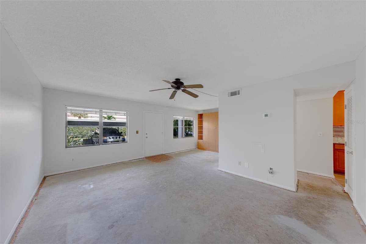 5090 BAY STREET — photo 9 of 34