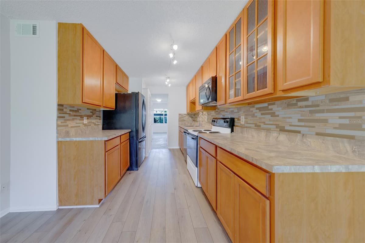 5090 BAY STREET — photo 5 of 34
