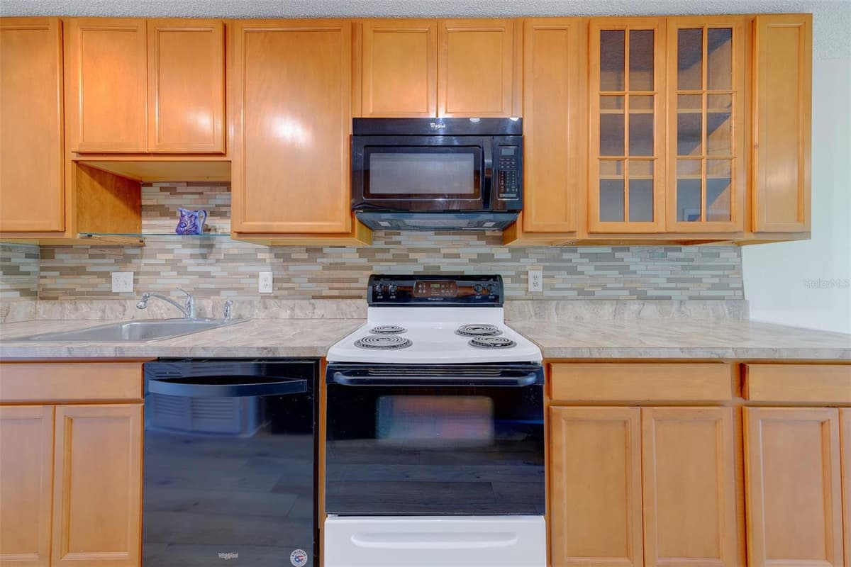 5090 BAY STREET — photo 4 of 34
