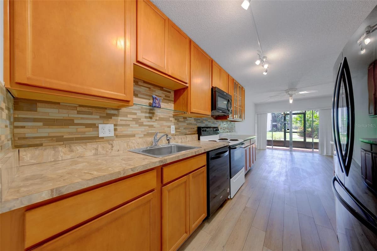 5090 BAY STREET — photo 3 of 34