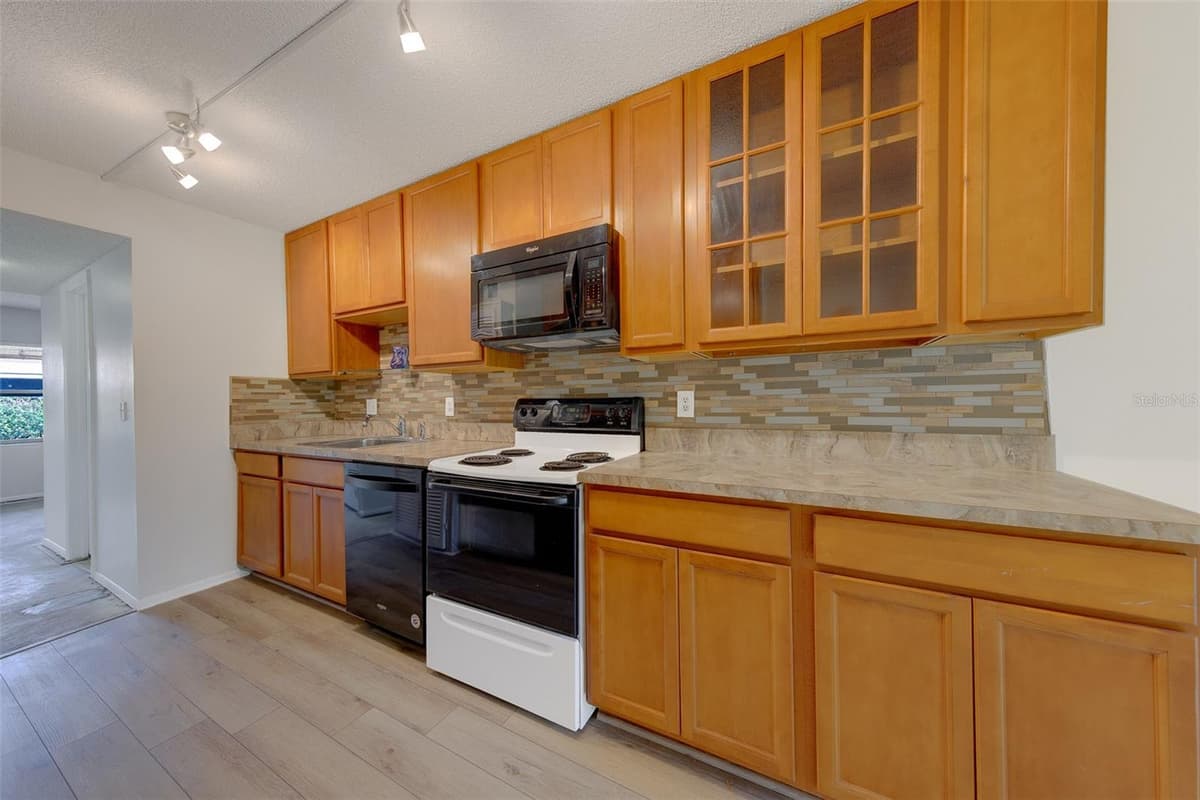 5090 BAY STREET — photo 2 of 34