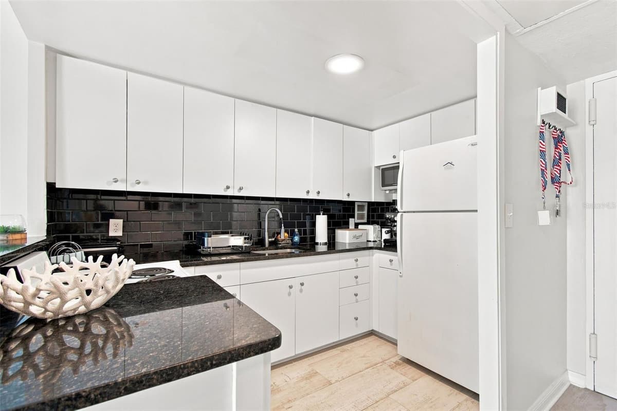 880 MANDALAY AVENUE — photo 4 of 43