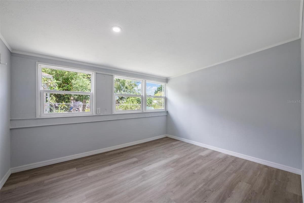 636 STREMMA ROAD — photo 10 of 41