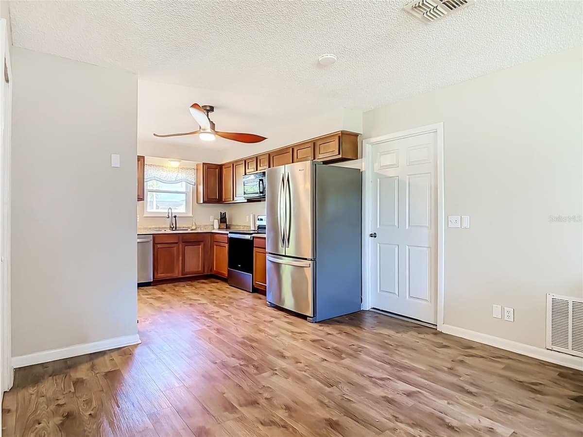 97 COURTLAND BOULEVARD — photo 15 of 58