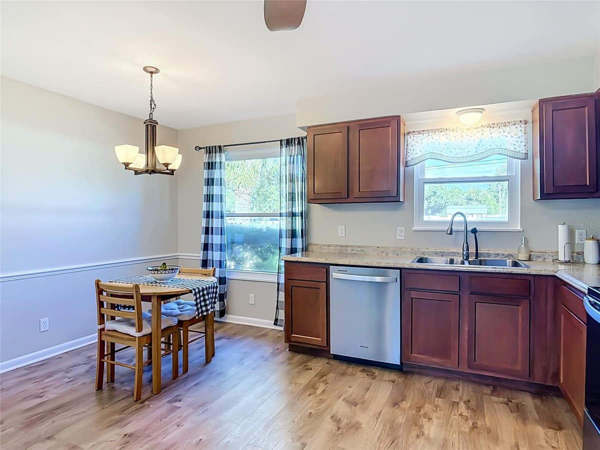 97 COURTLAND BOULEVARD — photo 17 of 58