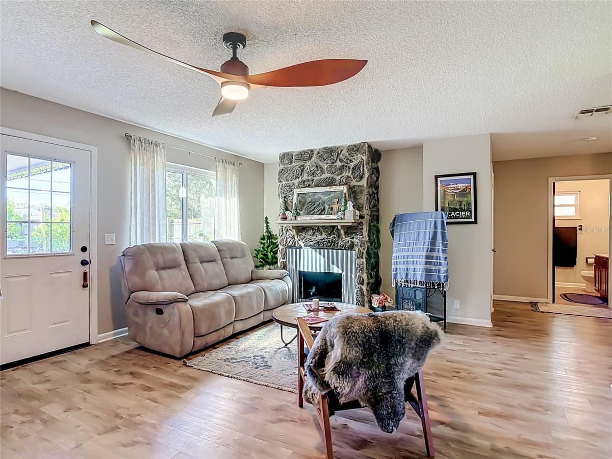 97 COURTLAND BOULEVARD — photo 10 of 58