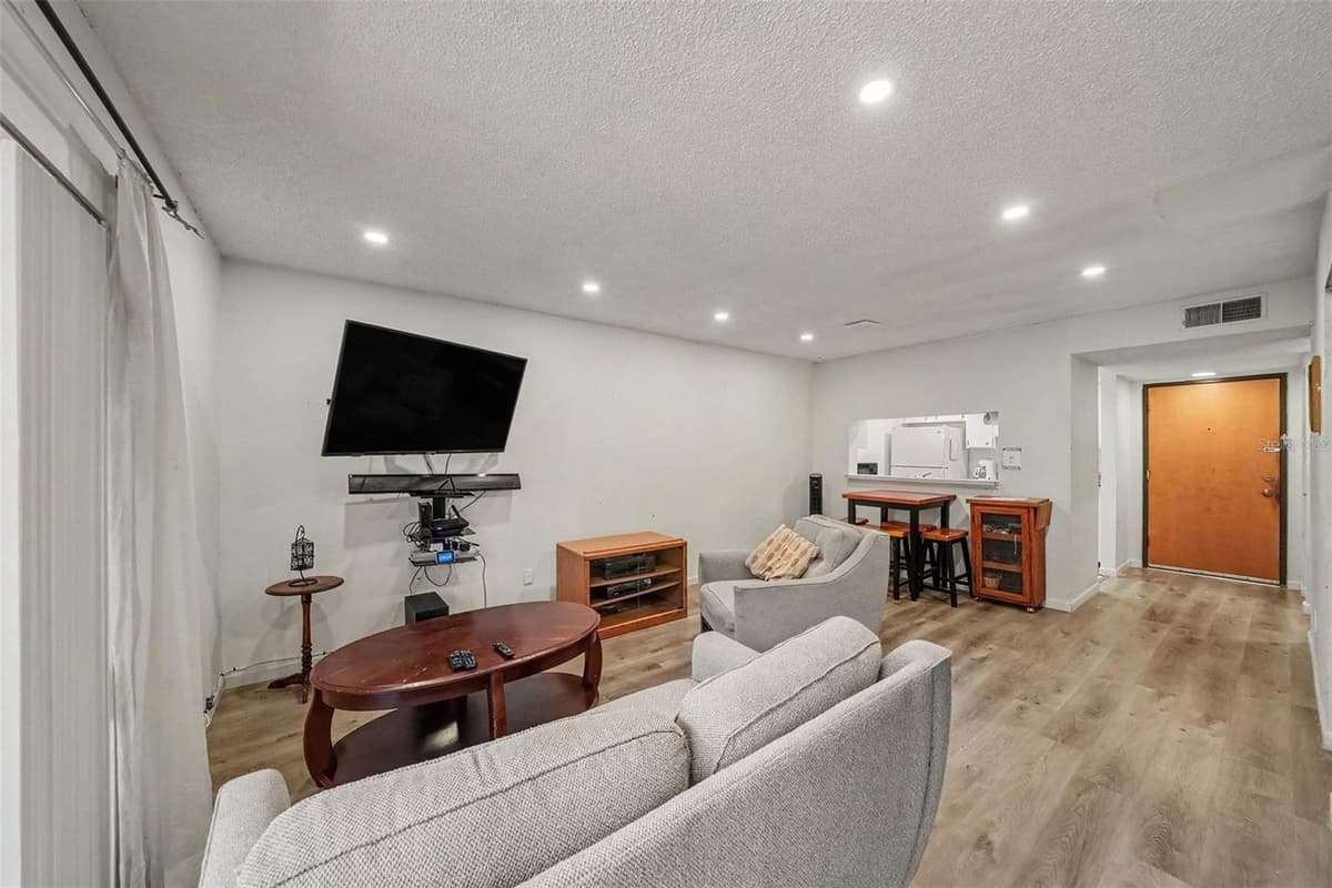 2585 COUNTRYSIDE BOULEVARD — photo 5 of 26