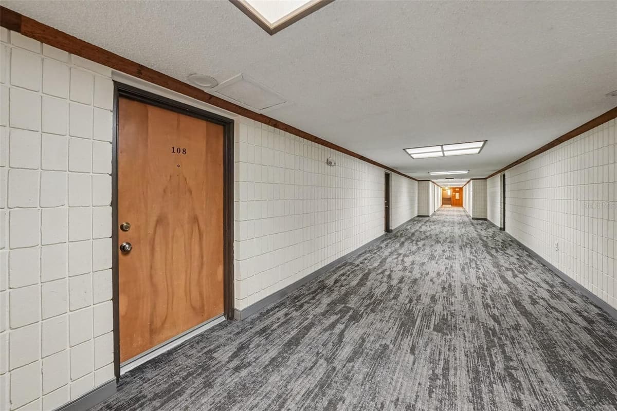 2585 COUNTRYSIDE BOULEVARD — photo 4 of 26