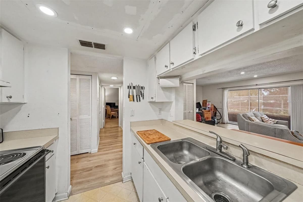 2585 COUNTRYSIDE BOULEVARD — photo 9 of 26