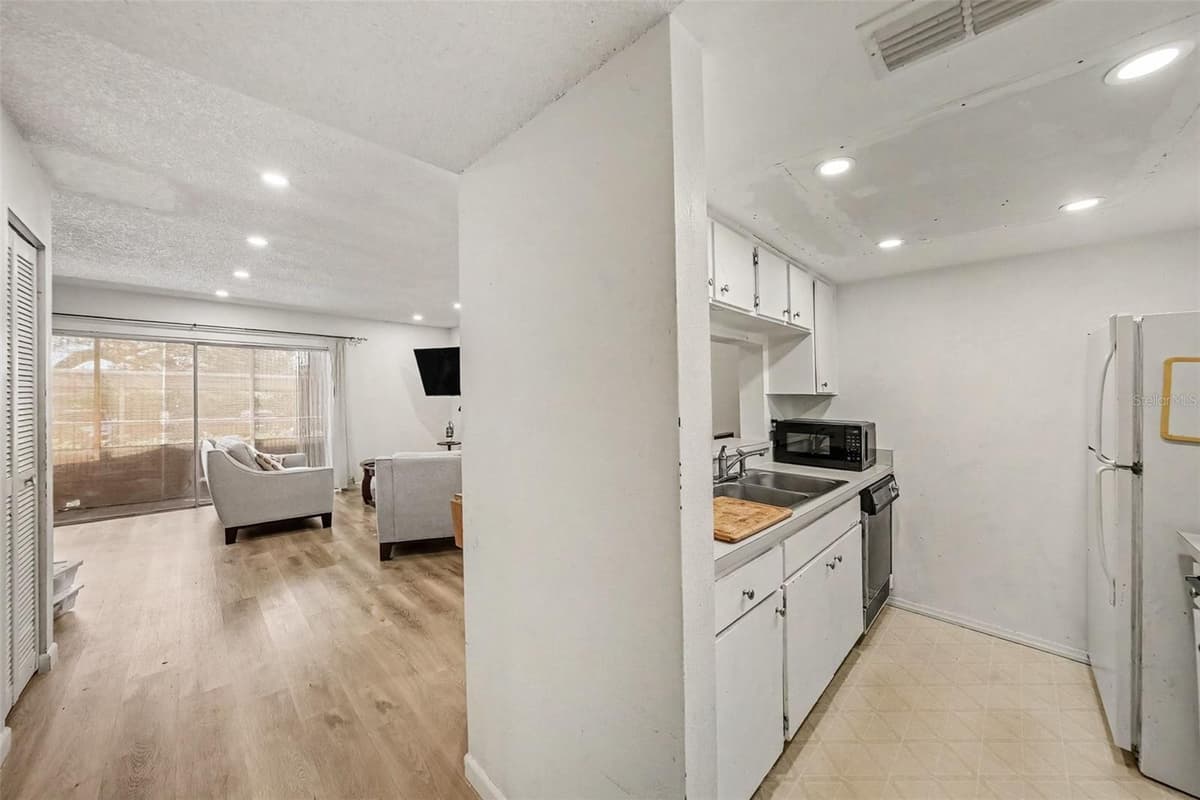 2585 COUNTRYSIDE BOULEVARD — photo 8 of 26