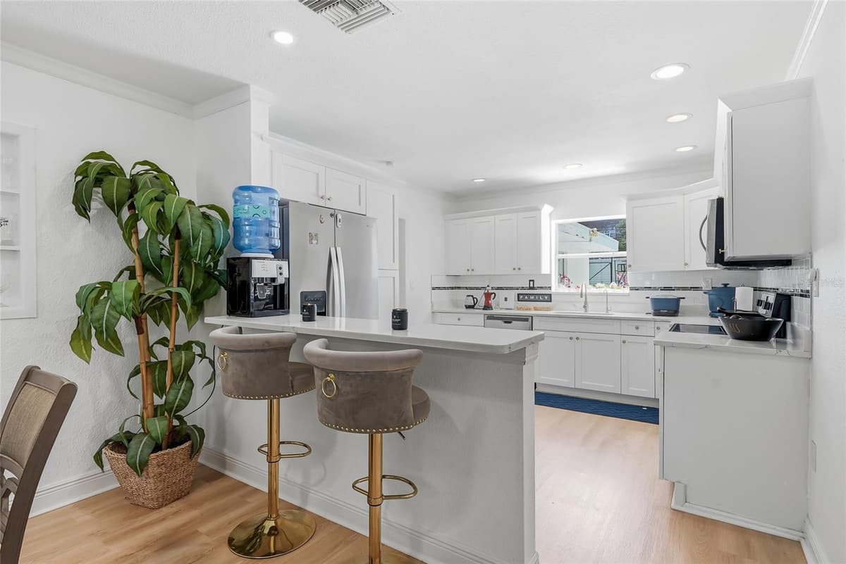 701 CRENSHAW STREET — photo 11 of 48