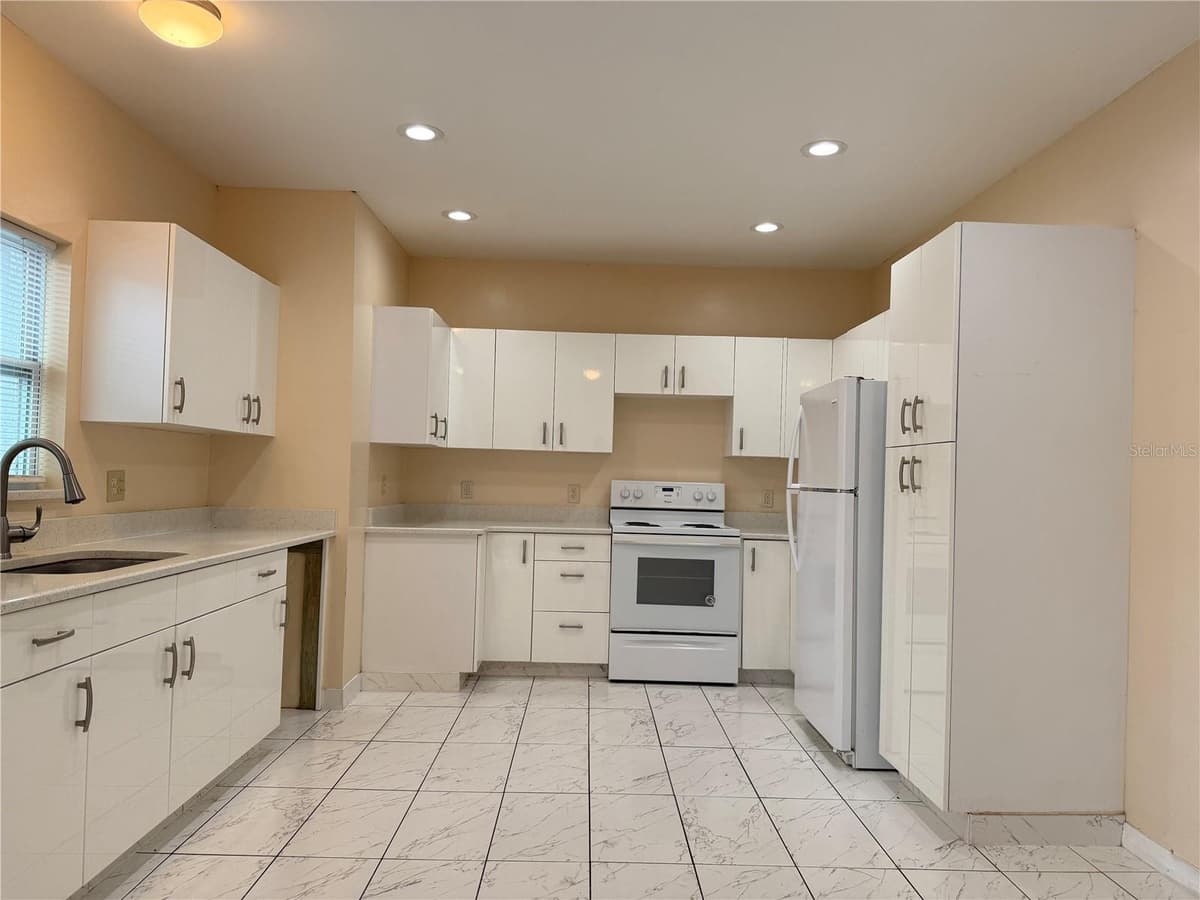 402 MAPLE STREET — photo 5 of 9