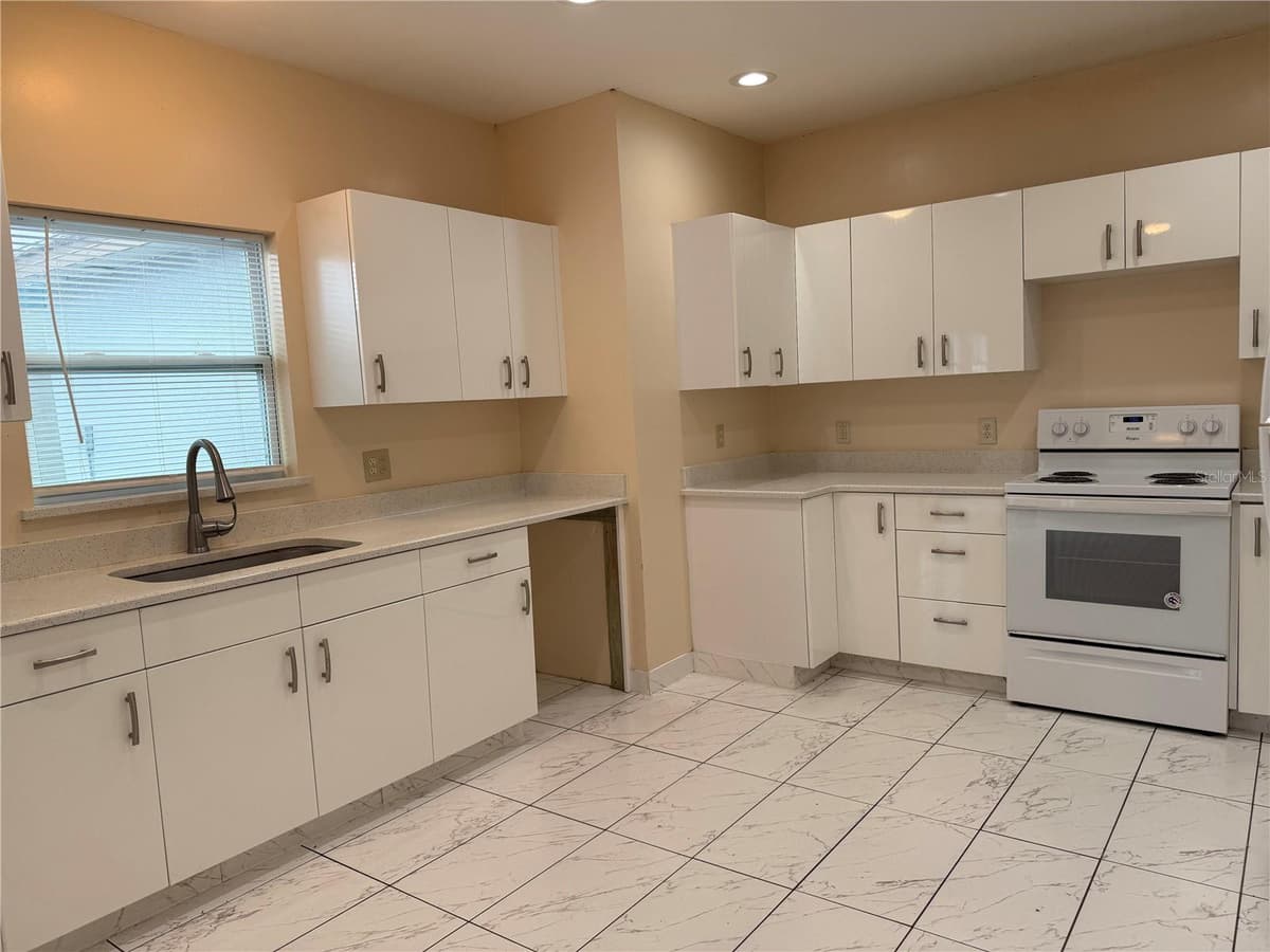 402 MAPLE STREET — photo 4 of 9