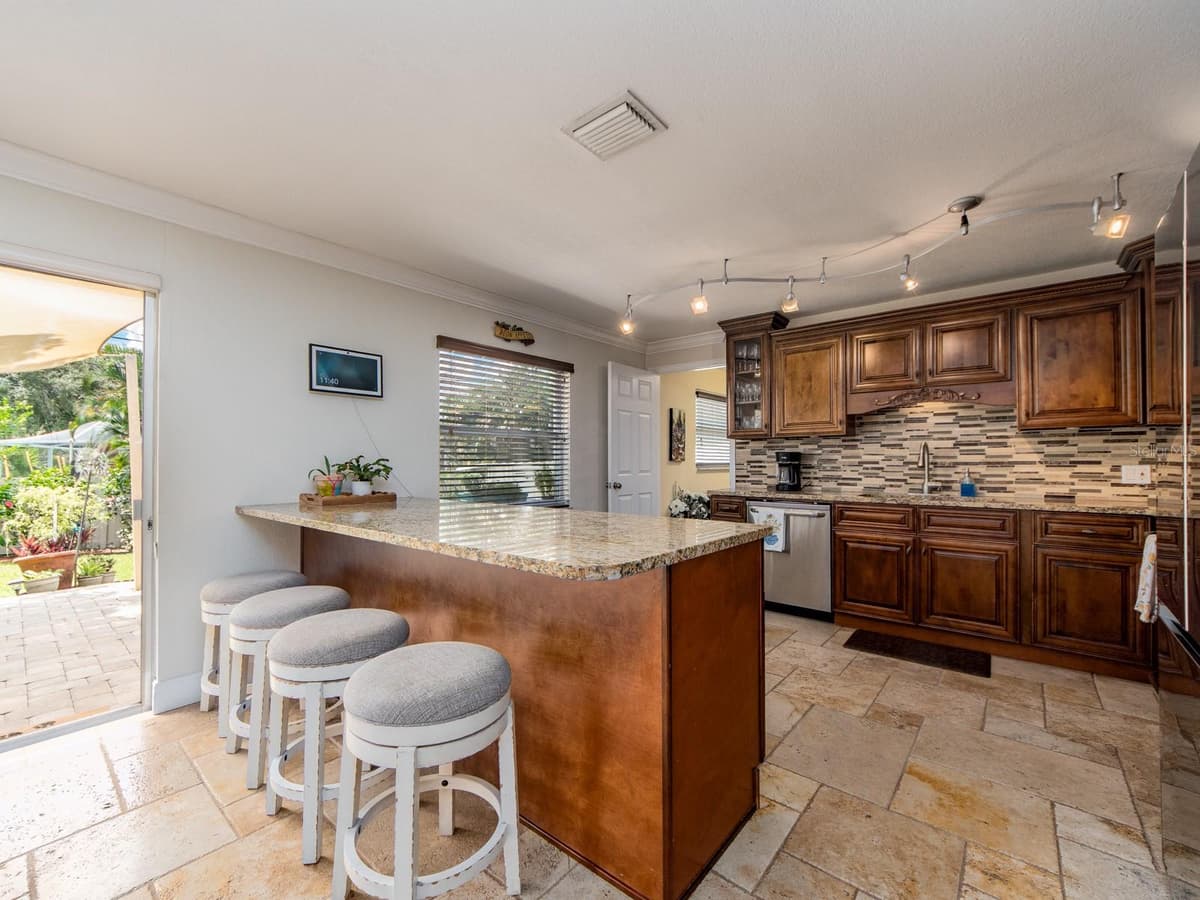 1679 WOODRIDGE DRIVE — photo 7 of 36