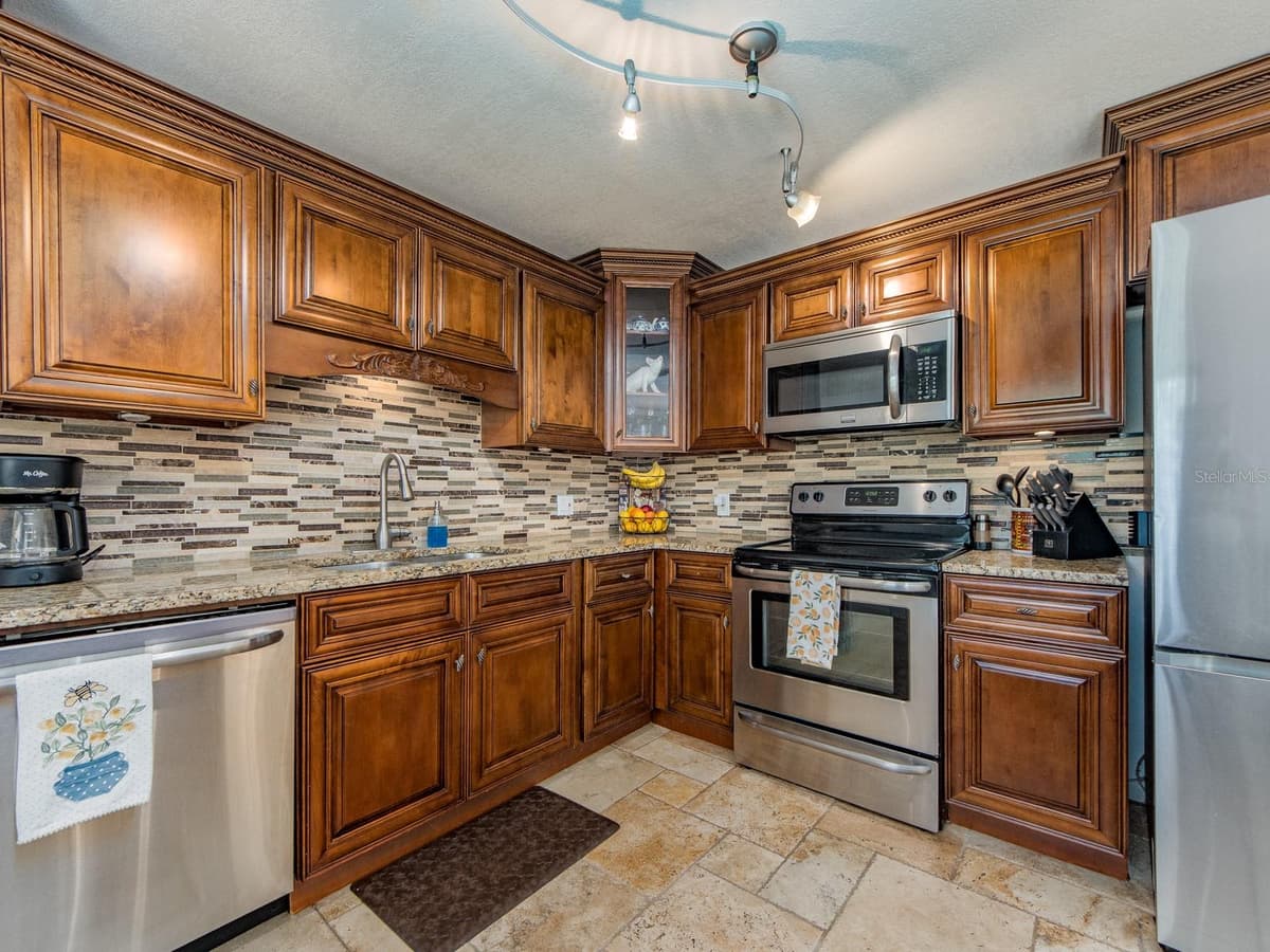 1679 WOODRIDGE DRIVE — photo 9 of 36