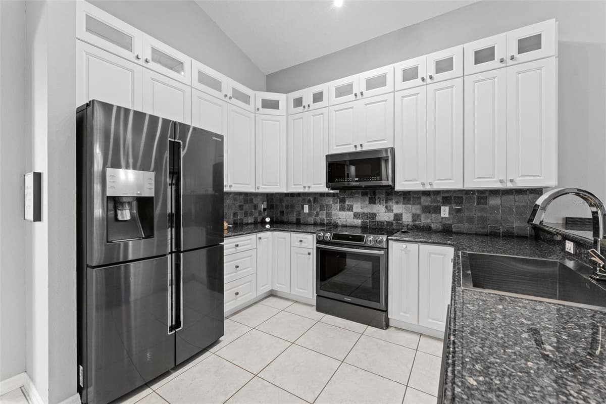 10037 PORTOFINO DRIVE — photo 9 of 33
