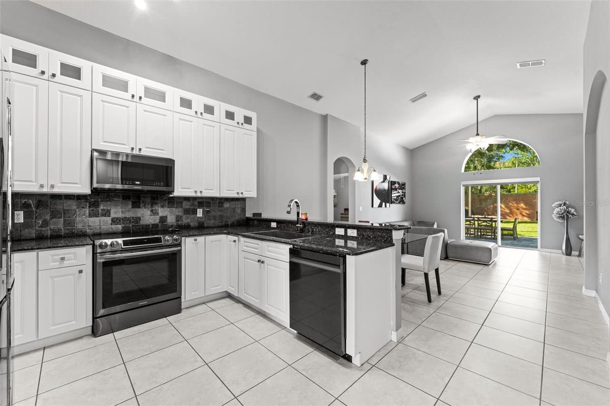 10037 PORTOFINO DRIVE — photo 6 of 33