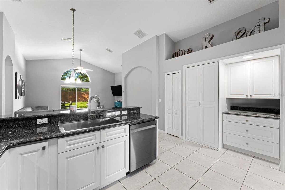 10037 PORTOFINO DRIVE — photo 8 of 33