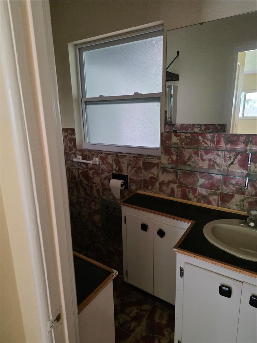 3111 FORMOSA AVENUE — photo 9 of 17