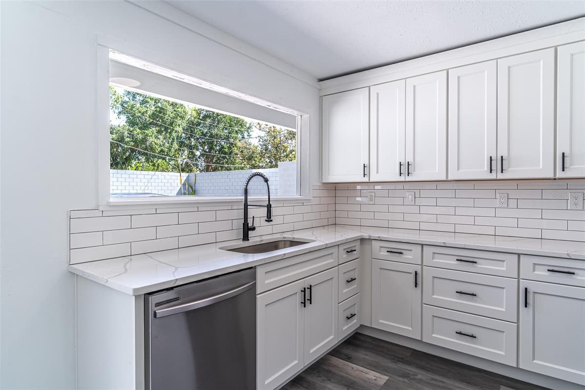 1558 DREXEL AVENUE — photo 8 of 27