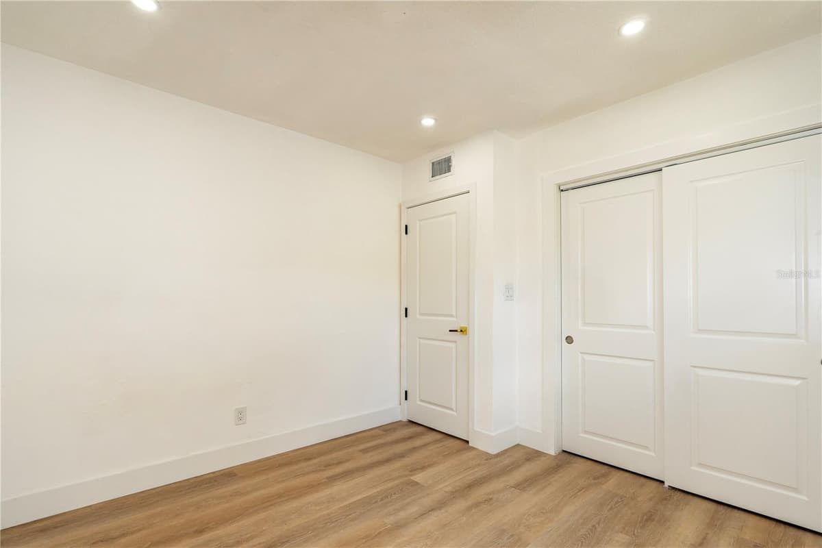 9805 54TH STREET — photo 35 of 38