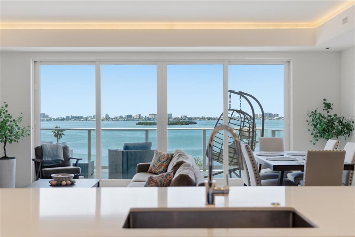 1020 SUNSET POINT ROAD — photo 2 of 29