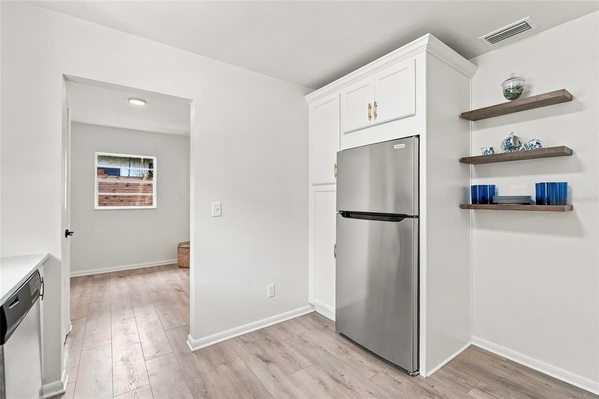 6 MARILYN AVENUE — photo 17 of 64